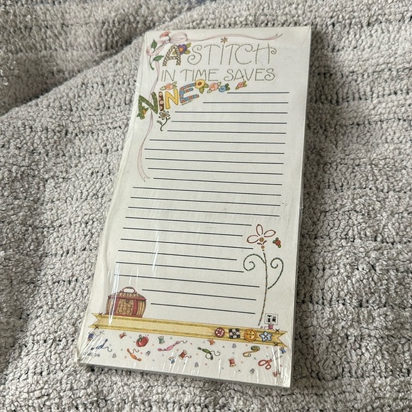 NIP Mary Engelbreit Magnetic Note pad- “A Stitch in Time Saves Nine” Lined - Picture 1 of 4